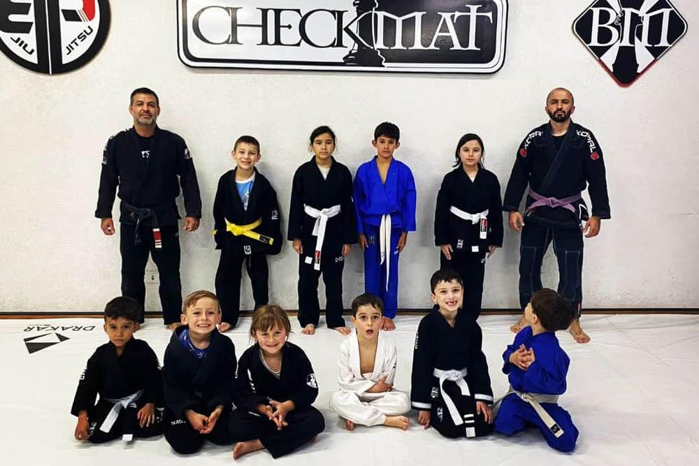 Turma infantil da Checkmat Campo Largo com seus professores