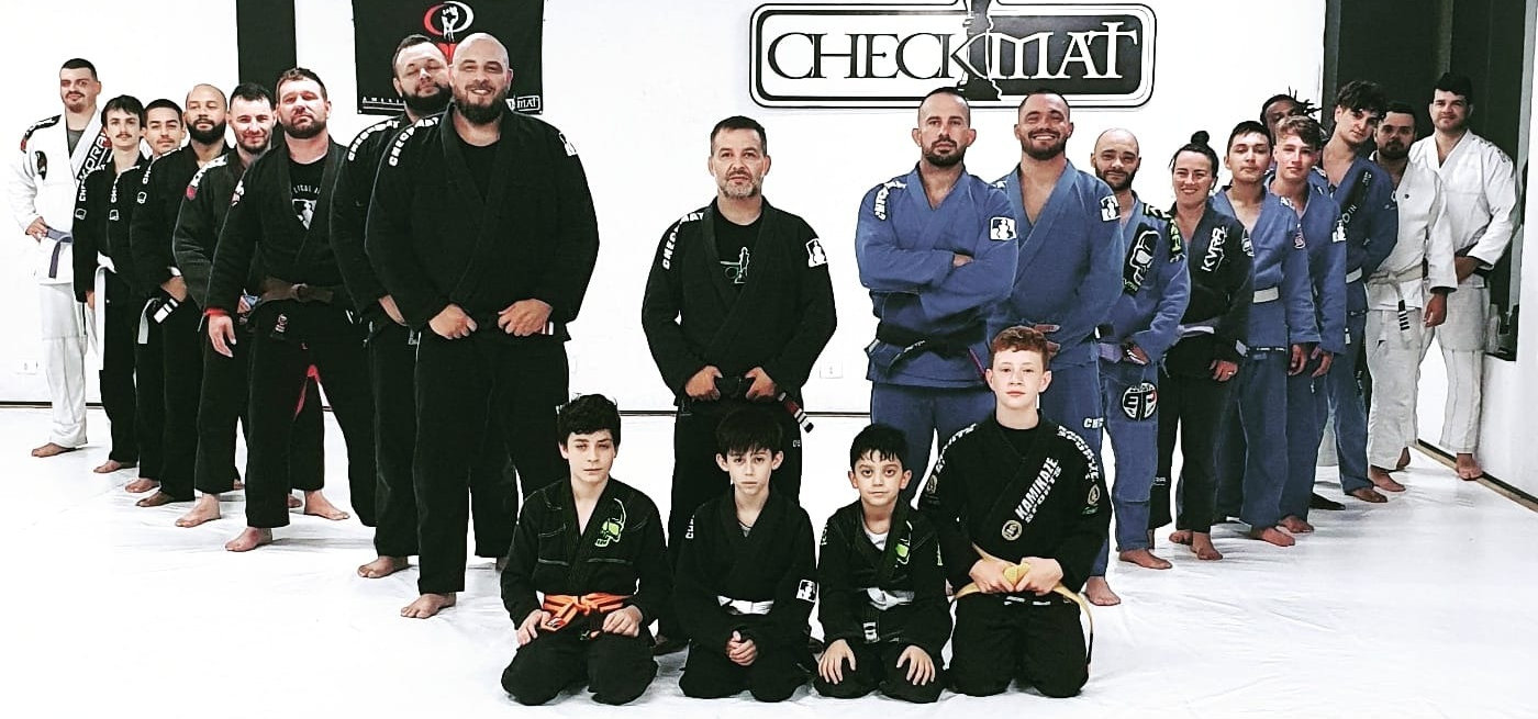 Equipe Checkmat Campo Largo reunida no tatame