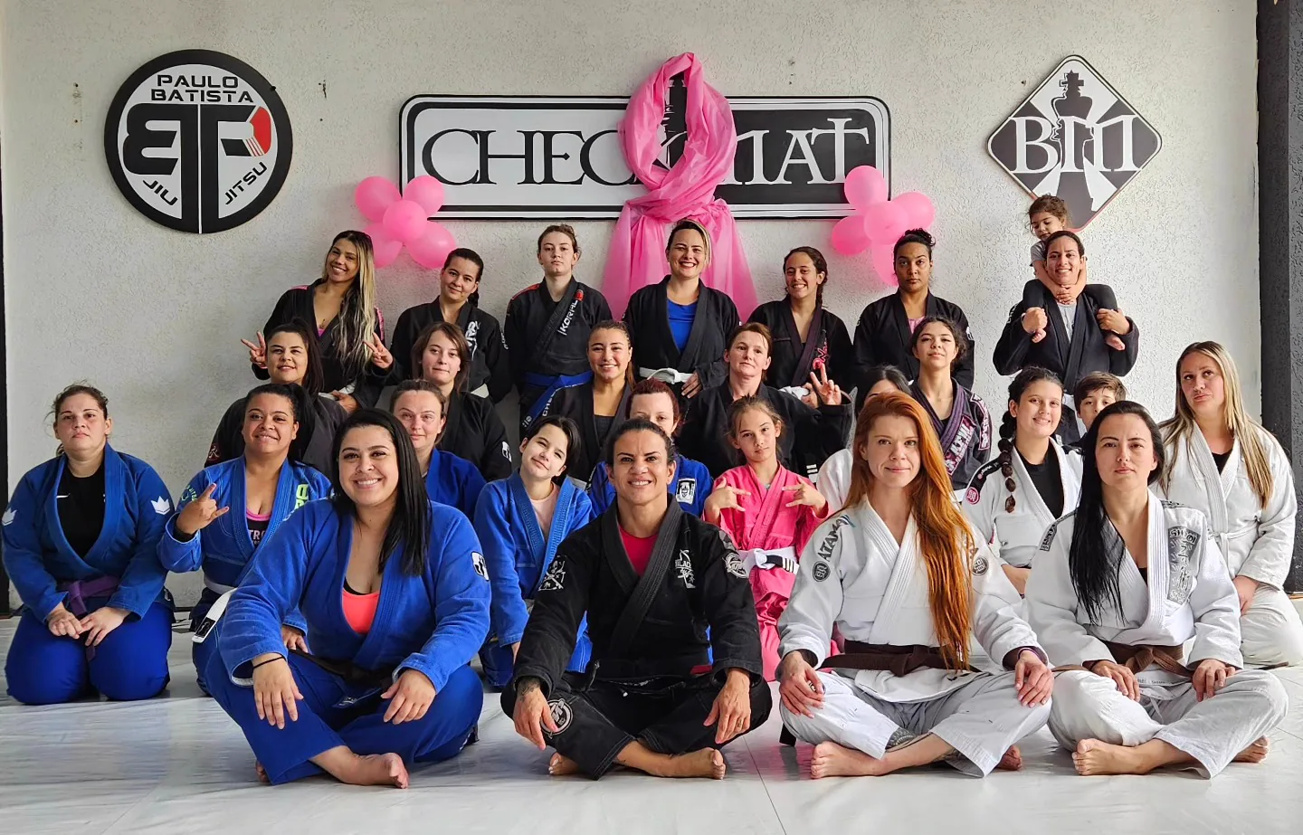 Turma feminina reunida na Checkmat Campo Largo